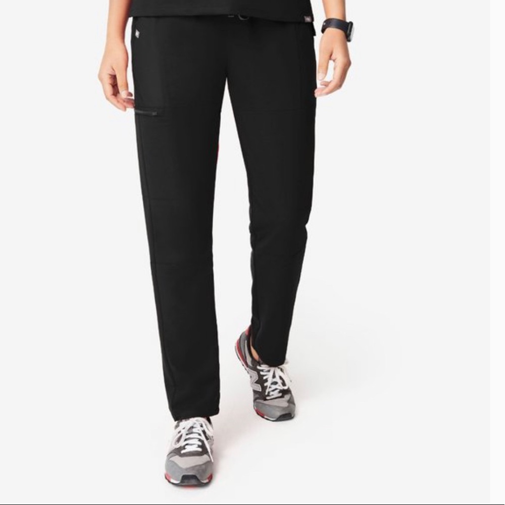 FIGS Black Manari scrub pants Small